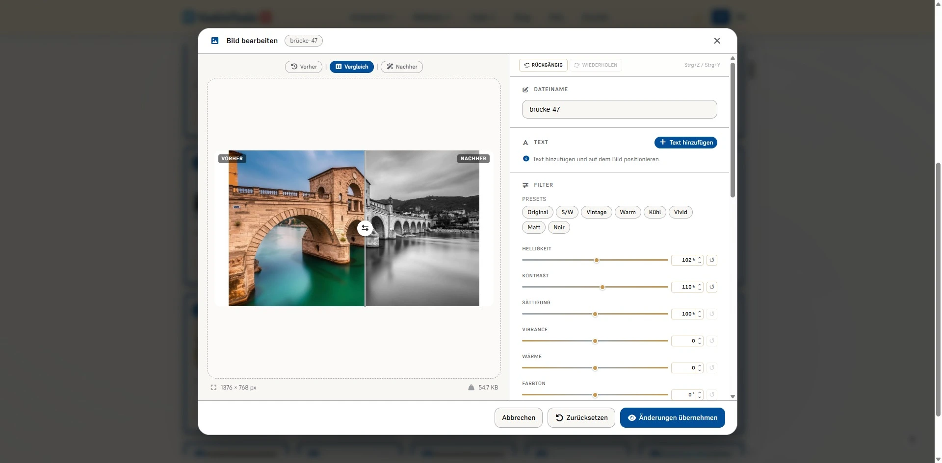 Screenshot des KodiniTools Einzelbild-Editors: links die Vorschau einer Steinbrücke im Vergleichsmodus mit Vorher in Farbe und Nachher in Schwarzweiss, rechts Dateiname, Text, Filter-Presets und Regler für Helligkeit, Kontrast, Sättigung, Vibrance, Wärme und Farbton