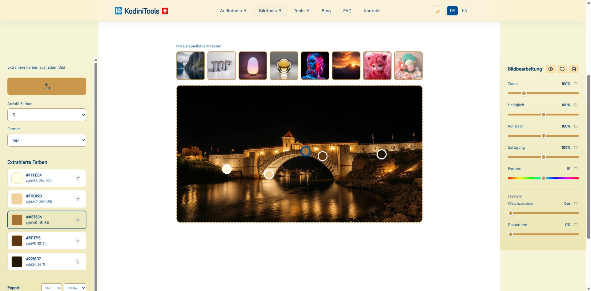 Screenshot des Kodini Farbextraktors mit hochgeladenem Nachtfoto einer Brücke, fünf extrahierten Farben als HEX und RGB sowie Reglern für Helligkeit, Kontrast, Sättigung und Farbton
