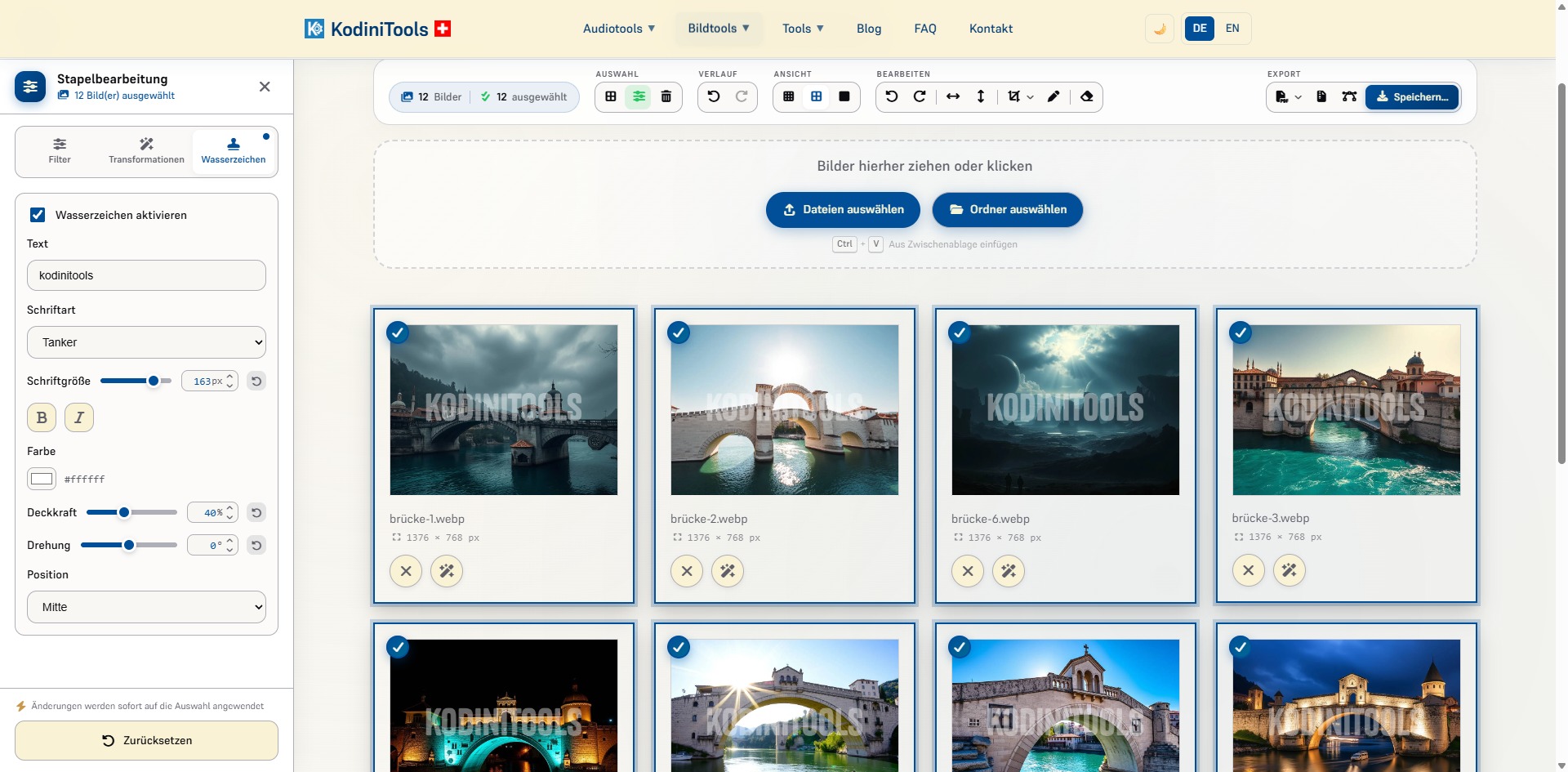 Screenshot der KodiniTools Stapelbearbeitung mit geöffnetem Reiter Wasserzeichen: links Text, Schriftart, Schriftgrösse, Farbe, Deckkraft, Drehung und Position, rechts zwölf ausgewählte Bilder mit dem Wasserzeichen KODINITOOLS in der Mitte